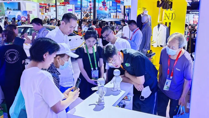 UBTECH's 'Smart Welcome Brigade' Ignites the Third Hainan Consumer Expo!